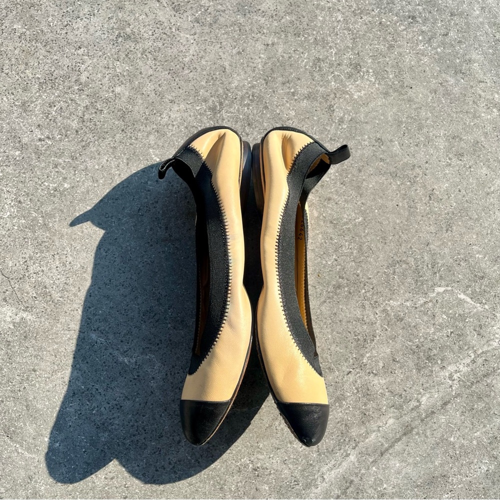 CHANEL 12P CC Logo Classic Beige Black Leather Cap-Toe Ballet Flats - Picture 3 of 7